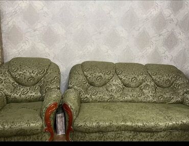 диван гостевой: Прямой диван, цвет - Зеленый, Б/у