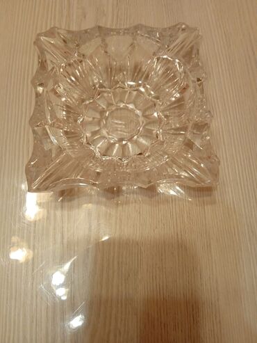 Konfet qabları: Hamısı bir yerdə 15 AZN 2 ədəd Xrustal konfet qabı, 1 ədəd Xrustal — 13
