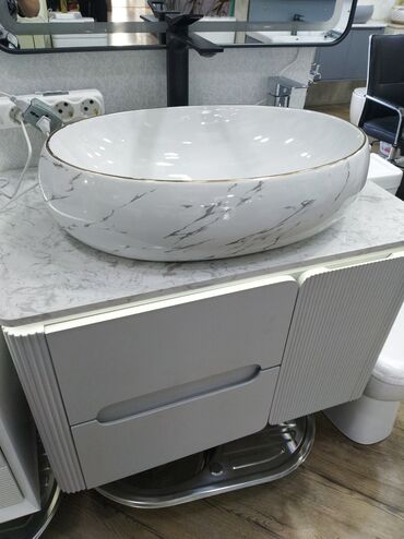 Cakuzi vannalar: Mərmər naxışlı, oval formalı, ağ rəngli keramika lavabo. Kənarları