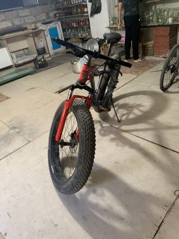 Velosipedlər: Ön asqılı, qalın təkərli, qırmızı rəngli fat bike. Geniş, hər cür yola