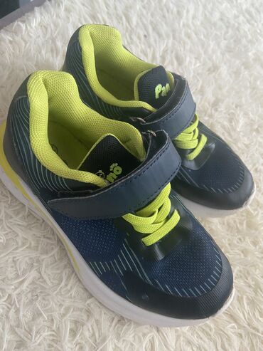 Patike: Komplet dečije obuće koji uključuje bele sportske patike sa čičak — 19