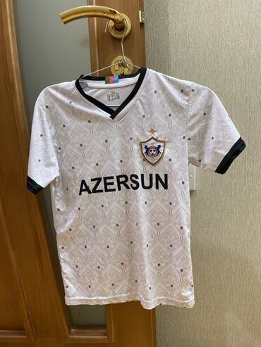 Köynəklər: Futbolka, rəng - Ağ