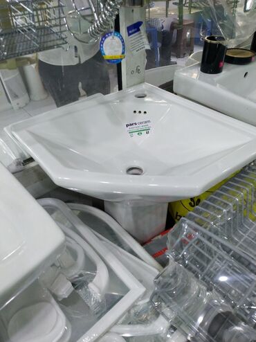 тюльпан: Pars Ceram brendindən ağ rəngli, künc lavabo. Bu keramik lavabo kiçik