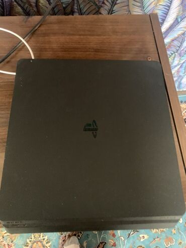 цена плейстейшен 4: Sony PlayStation 4 Slim — это игровая консоль, выполненная в черном