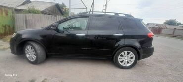 Subaru: Автомобиль Subaru Tribeca черного цвета с багажником на крыше. Этот