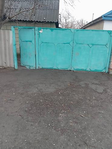 Шлакоблок: Дом из шлакоблока с односкатной крышей из волнистых листов. Стены — 6