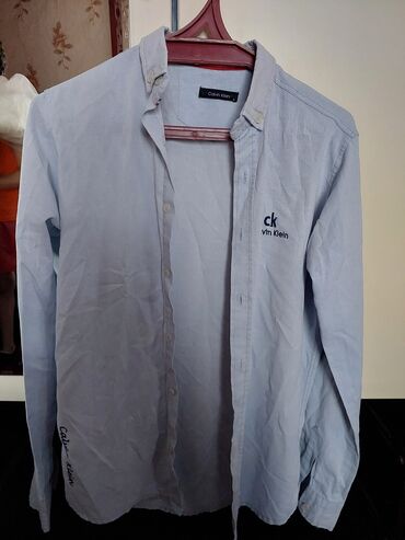 Другое: Açıq mavi rəngdə, uzunqol kişi köynəyi. Calvin Klein loqosu ilə