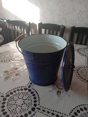 купить пищевые ведра с крышкой: Эмалированное ведро с крышкой. - Материал: сталь с эмалевым покрытием