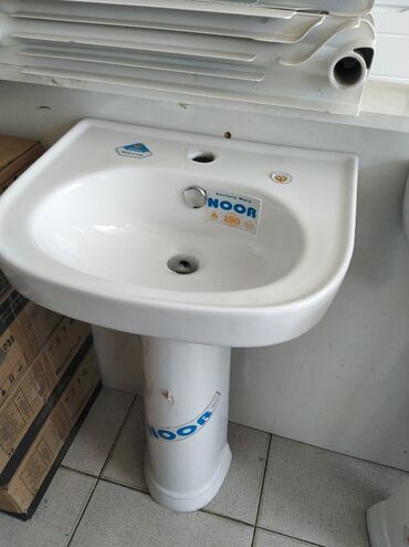 bacoklar: Ağ rəngdə, "Noor" brendinə məxsus keramik əl-üz yuyan. Düzbucaqlı