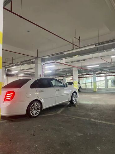 Chevrolet: Daevo Gentra– ağ rəngli sedan Xüsusiyyətlər: - Kuzov: 4 qapılı sedan — 3