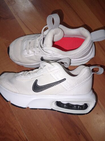 bele patike i odelo: Nike, Size - 28