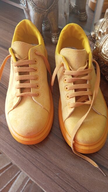 Krasofkalar və idman ayaqqabıları: Parlaq sarı rəngli uniseks idman ayaqqabısı - Stil: Klassik bağlamalı — 2