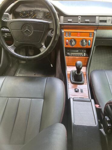 Mercedes-Benz: Mercedes-Benz 220: 1993 г., 2.2 л, Механика, Бензин, Седан — 4