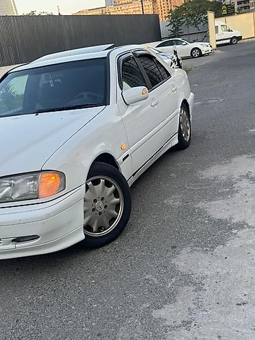 mersedes vozduxamer: Mercedes-Benz C-Sinif (W202) sedan, ağ rəng Xüsusiyyətlər: - Kuzov: 4 — 3