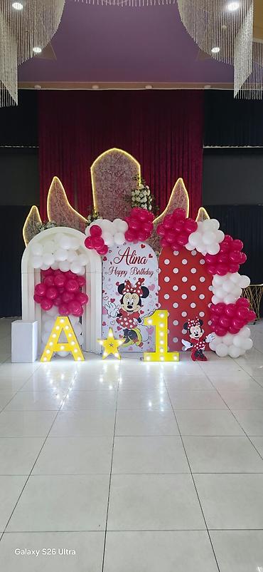 evde ad gunu bezekleri: Minnie Mouse temalı uşaqlar üçün ad günü dekoru və fotoboks fonu - — 1