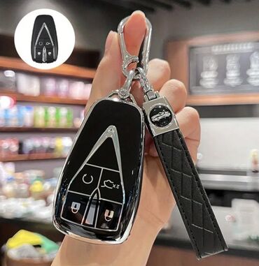 avto çxol: Qara rəngli, metal çərçivəli və dəri qayışlı avtomobil açarı üçün
