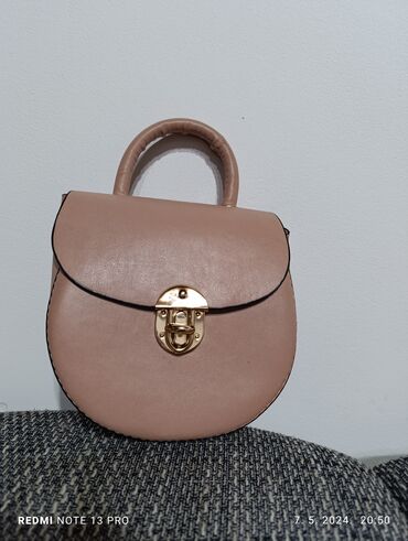 springfield torbica: Torbica prljavo roza boja, veoma prostrana, ima rupice za kaiš ili