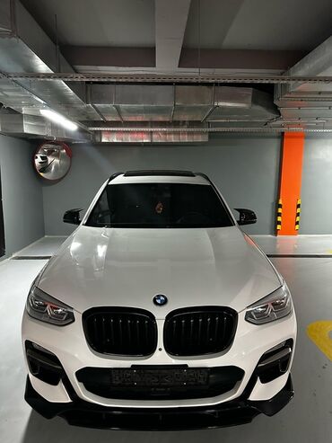 BMW: Белый кроссовер BMW X3 с черной решеткой радиатора и черными