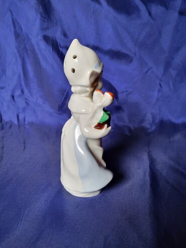 Ostali kućni dekor: Figura nova,vintaz,holandjanka sa lalama porcelanska. Nova — 9