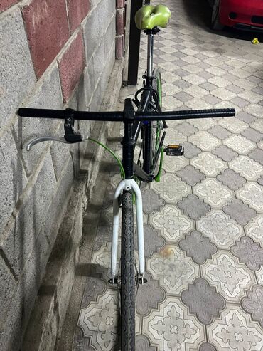 туристический велосипед: Шоссейник, в отличном состоянии размер колес 28, переключателей нет