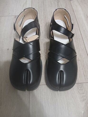 спортивные шапки: Maison Margiela
туфли Tabi