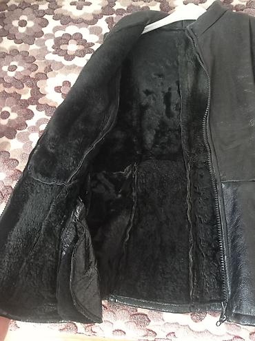 Kişi geyimləri: Qara rəngdə süni dəridən hazırlanmış isti jilet. - Model: qolçin — 2