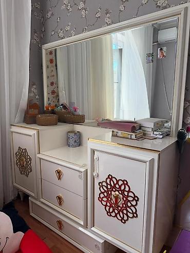 embawood dolablar: Ağ-qızılı dekorlu yataq otağı mebel dəsti Tərkibi: - Böyük paltar — 1