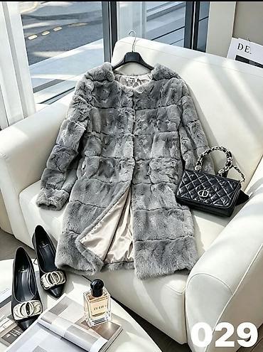 boss satovi: Ženski kaput od veštačkog krzna – model 029 - Elegantna, duga silueta — 3
