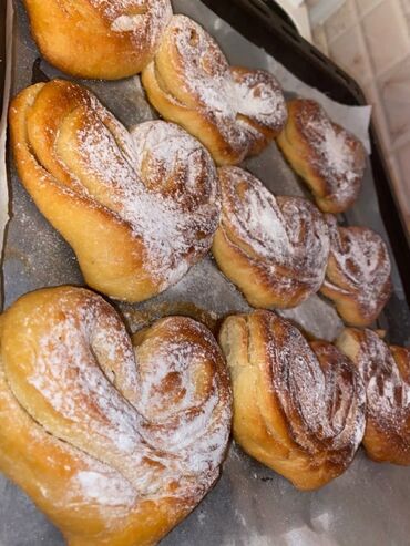Выпечка, хлебобулочные изделия: Сосиски в тесте, свежая выпечка из пекарни. - Румяная, глянцевая — 12