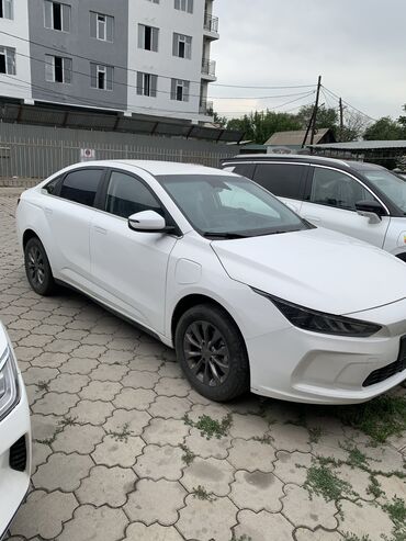 автомобили в рассрочку без первоначального взноса: Белый седан Geele с черными колесами. Этот элегантный электромобиль