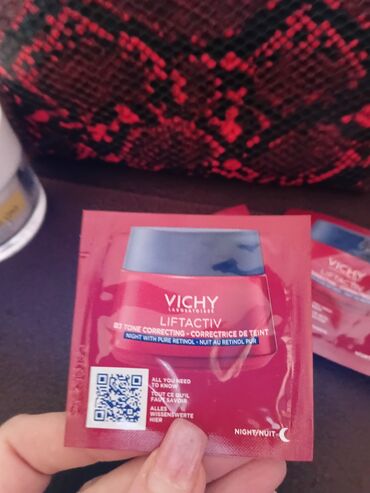 Nega kože: Set za negu lica + neseser Sadržaj: - Velnea Face Care Coenzyme Q10 — 3