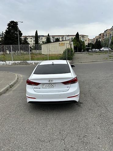 elantra duman: Hyundai Elantra: 1.6 l | 2018 il Sedan — 5