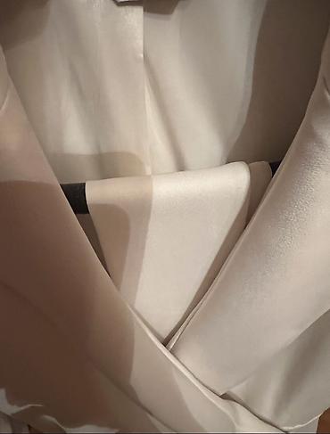 Şəxsi əşyalar: BEBE-Ağ rəngli qadın blazer-don - Dizayn: Blazer üslubunda don — 2