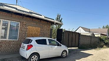 Продажа коттеджей и домов: Продается дом с большим двором и хозяйственными постройками. - — 2