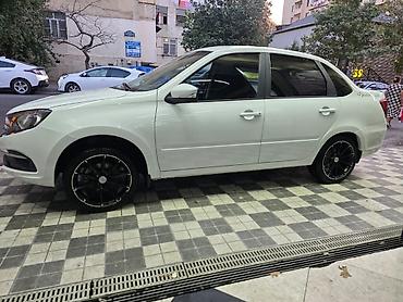 VAZ (LADA): LADA Granta sedan – ağ rəng, zərif və praktik şəhər avtomobili. Əsas — 2