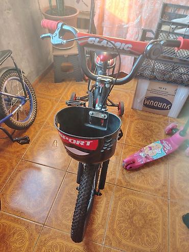 Velosipedlər: Uşaqlar üçün "Classic" markalı üçtəkərli velosiped. Biri göy vəBiri — 4