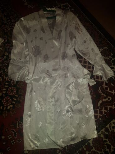 хиджаб койноктор: Пижама женский ак тустобираз убакыт кийилген,размер м.баасы 300