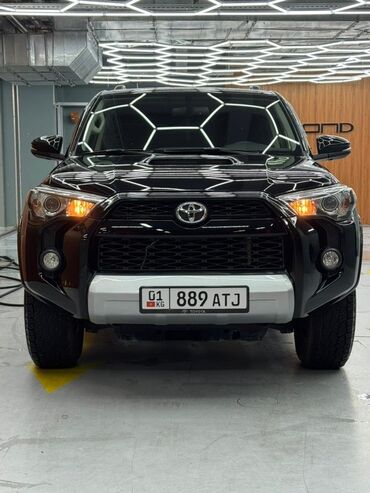 Toyota: Внедорожник Toyota 4Runner в черном цвете. Автомобиль оснащен мощной