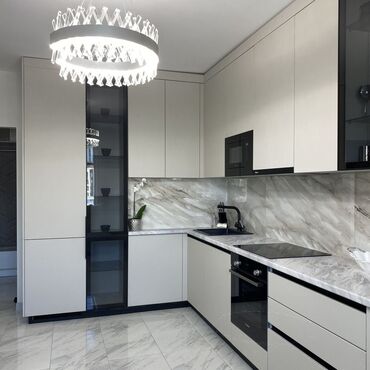 современные кухонные столы: Современный кухонный гарнитур в минималистичном стиле, выполненный в