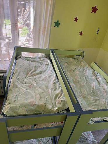 bunk bed: Детские двухъярусные кровати блоками (по 2 спальных места в каждой — 4