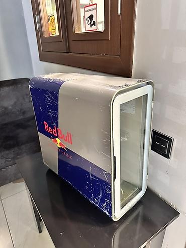 soyuducu marojna: Red Bull dizaynlı mini soyuducu vitrin. Şüşəli ön qapıya malik — 1