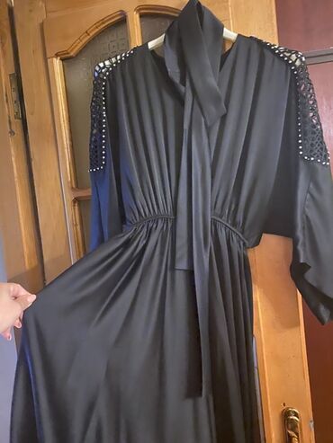 Svitşotlar: Qara rəngli uzun paltar - Model: Uzun, axıcı kəsim; bel hissəsi
