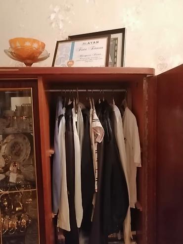 Bufetlər: Klassik üslubda vitrinli qonaq otağı şkafı - Material: cilalı ağac — 3