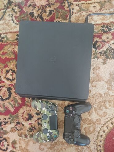 PS4 (Sony PlayStation 4): Продаю Playstation 4 slim в отличном состоянии с 2 джойстиком и 6