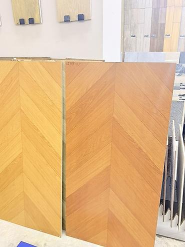 белый офисный стол: Ламинат с рисунком «ёлочка» (herringbone) - Тип покрытия — 1