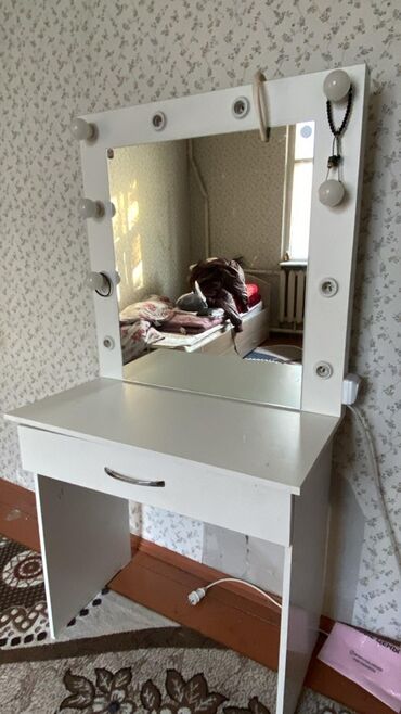 спальний гарнитур продам: Белый комплект мебели для спальни/гостиной: 1) Гримерное/туалетное