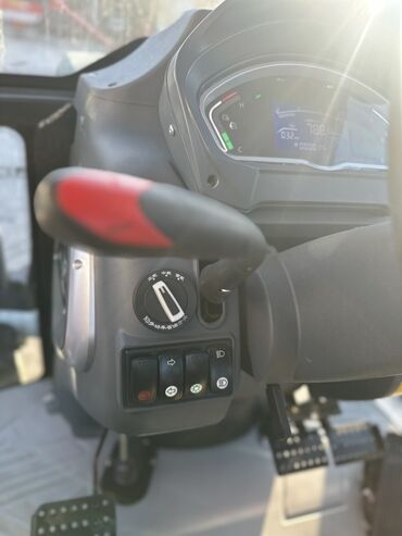 Traktorlar: Yeni RD1004 modeli traktor. Mavi və ağ rənglərdə, kabinli və müasir — 5