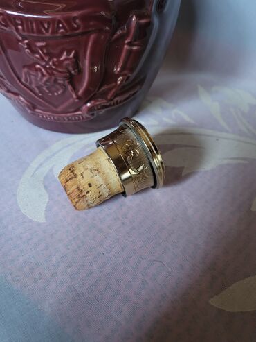 Čaše: Flasa za pice,nova,vintaz dihtujuca porcelanska. Flasa bordo boje,sve — 14