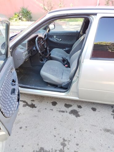 Daewoo: Daewoo Nexia sedan, gümüşü rəng. Kompakt və geniş salonlu şəhər — 7