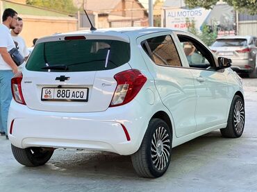 обмен машинами с доплатой: Белый хэтчбек Chevrolet Spark, предлагающий удобство и компактность